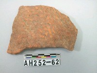 藏品(紅色夾砂粗繩紋陶片)的圖片